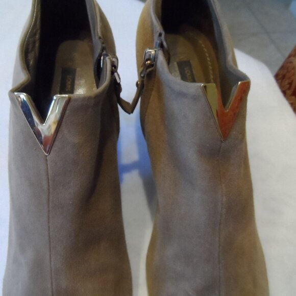 Louis Vuitton Taupe Suede Ankle Booties w/ Front V Logo – IT 40.5B (US 10.5 M) - Picture 3 of 16